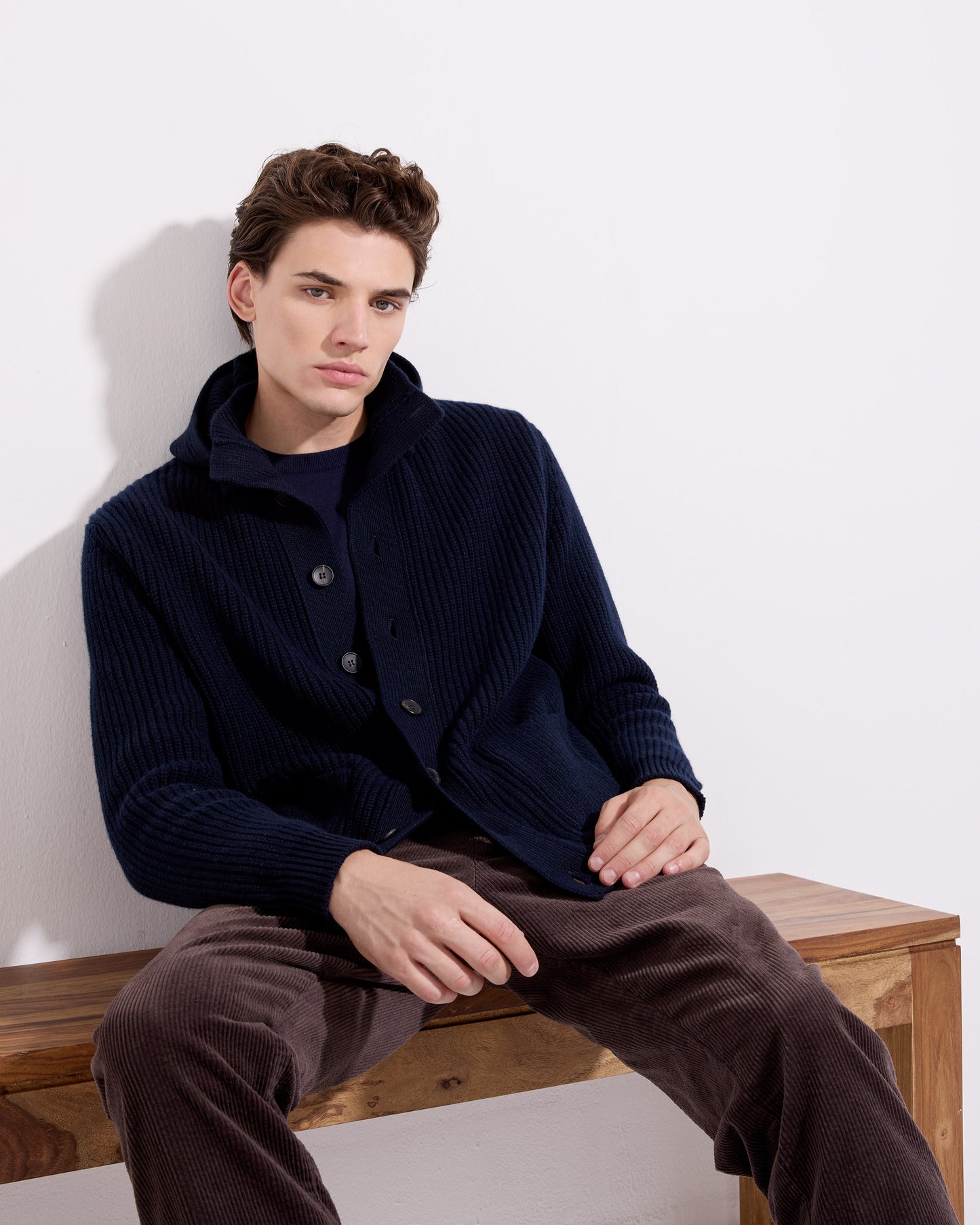 Cardigan con bottoni costa inglese lana cashmere blu oltremare