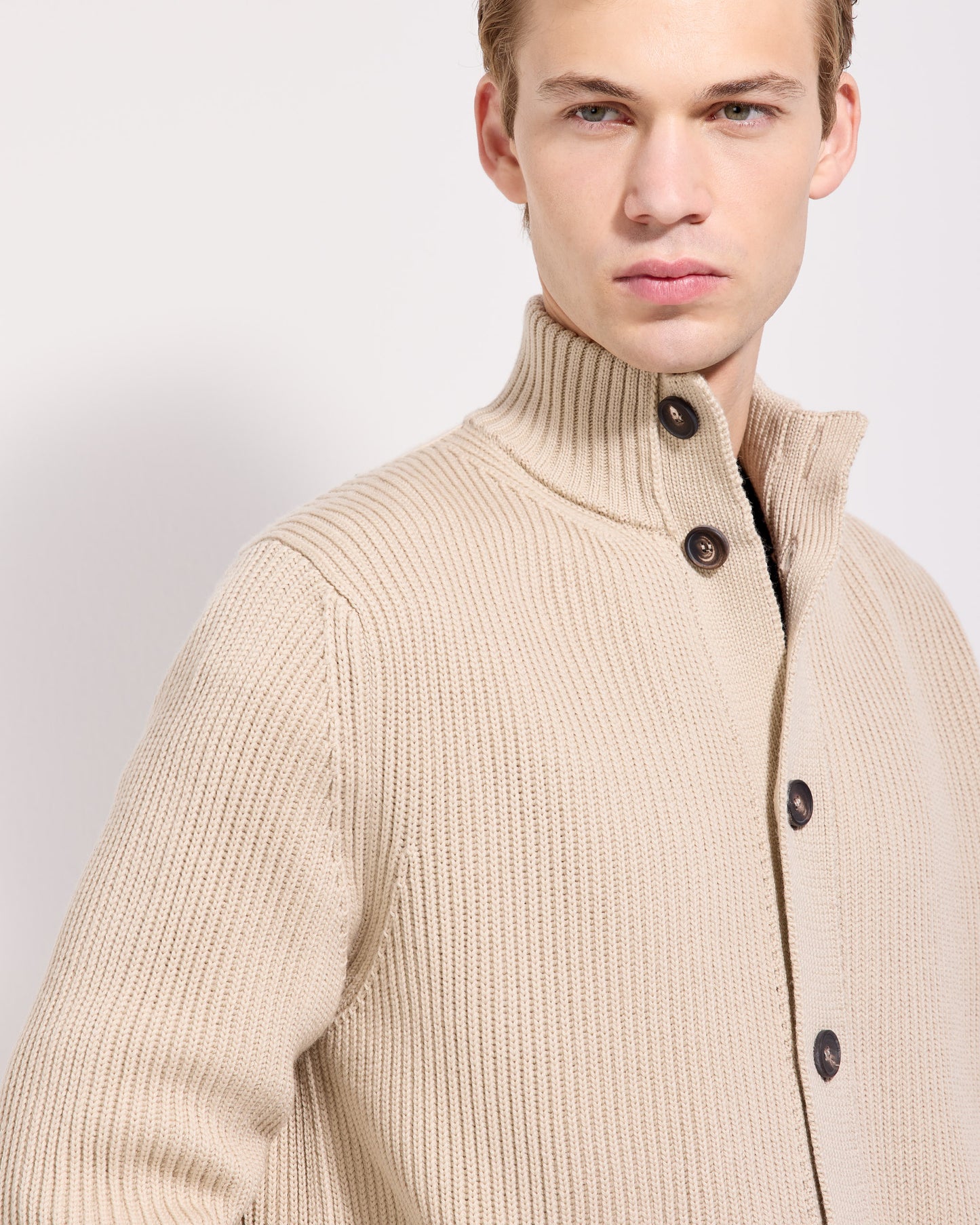 Cardigan con bottoni costa inglese lana merino sabbia