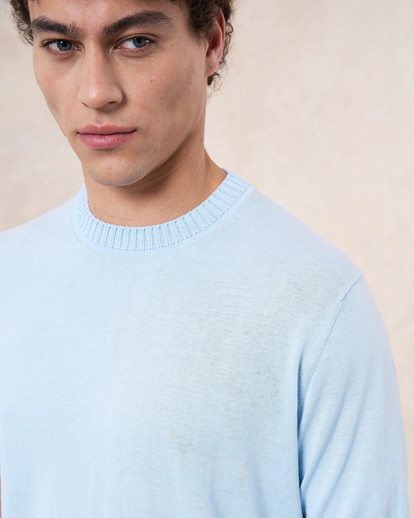 Maglia girocollo grigio polvere in cotone crepe manica corta