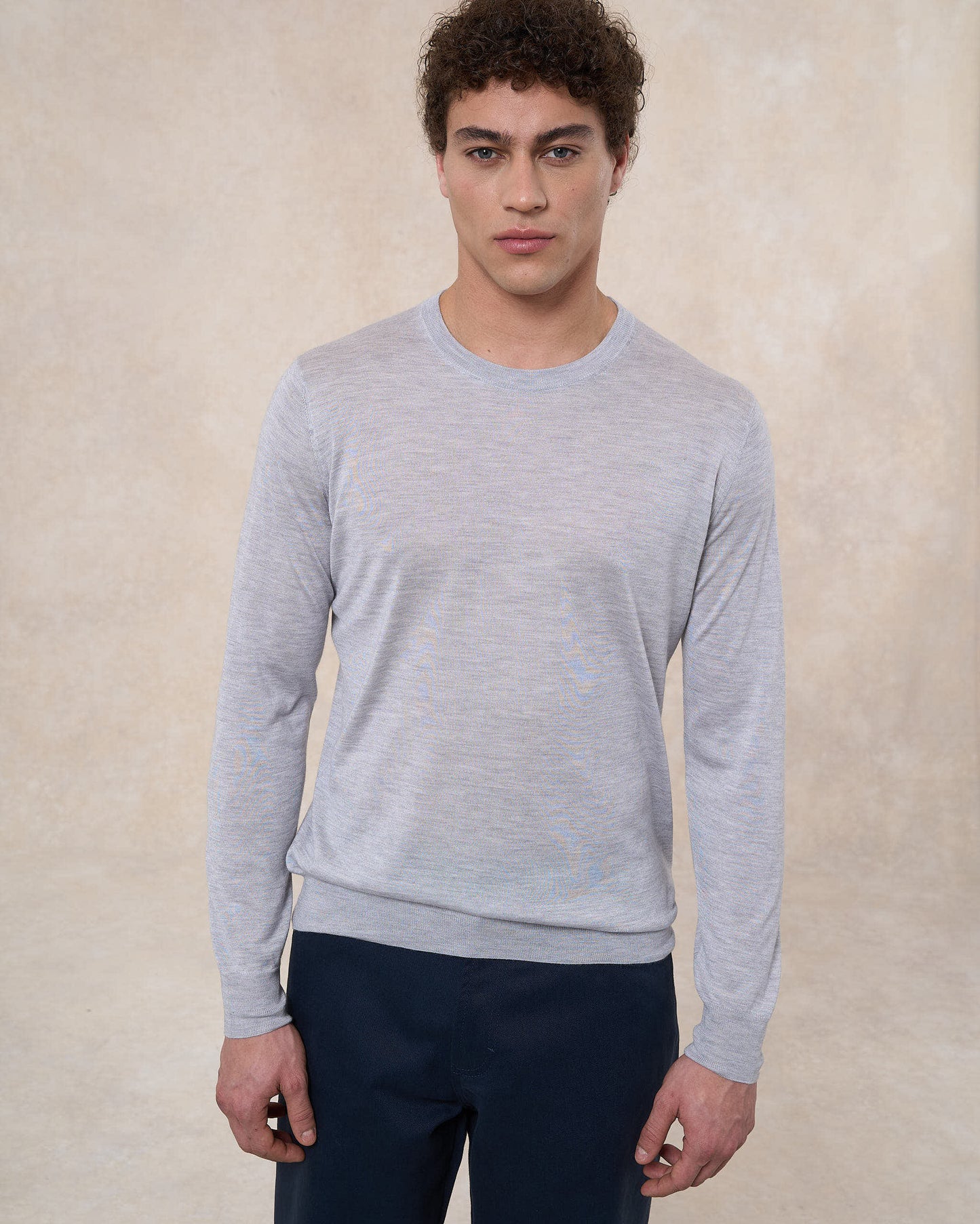 Maglia girocollo grigio perla in cashmere e seta