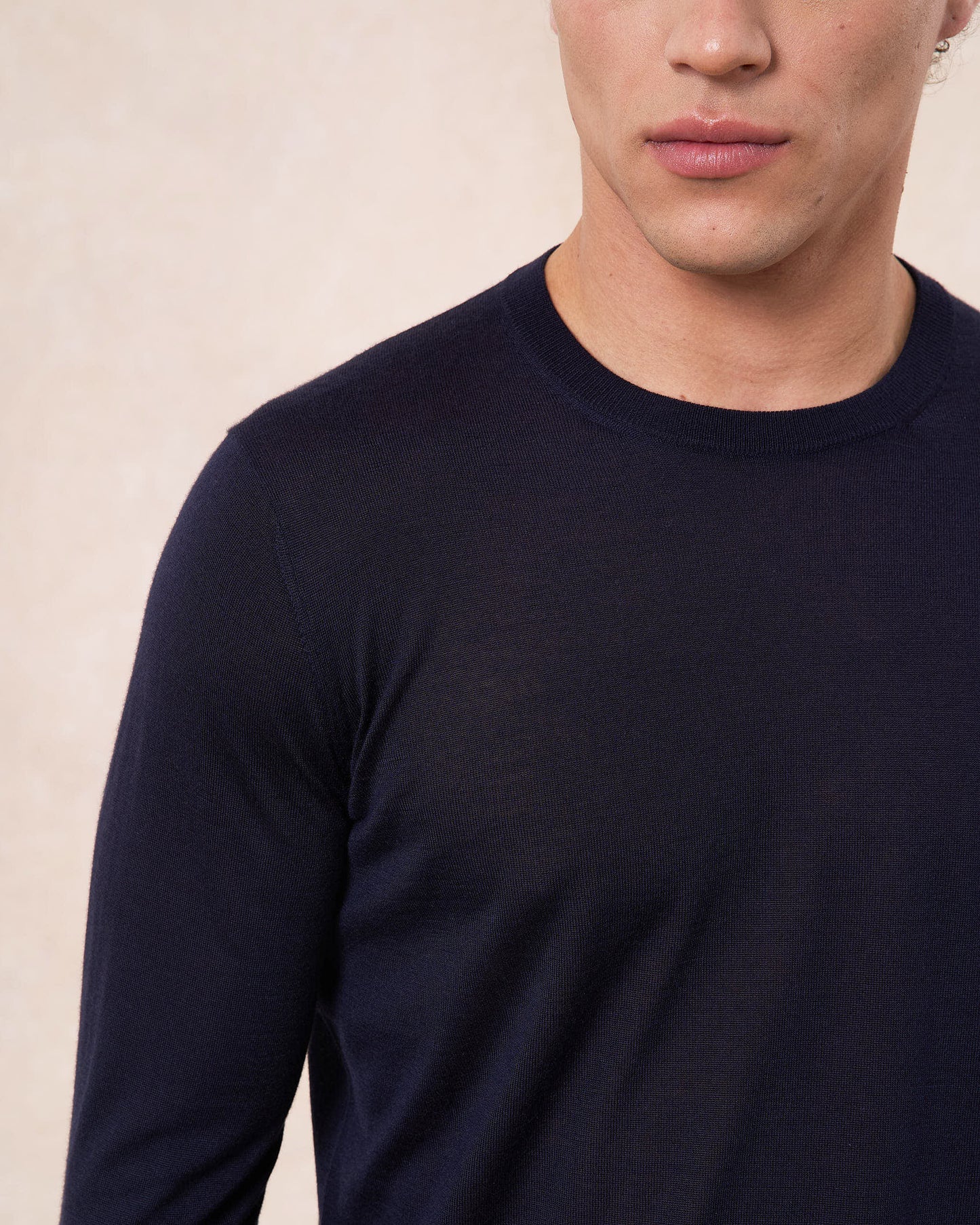 Maglia girocollo blu navy in cashmere e seta
