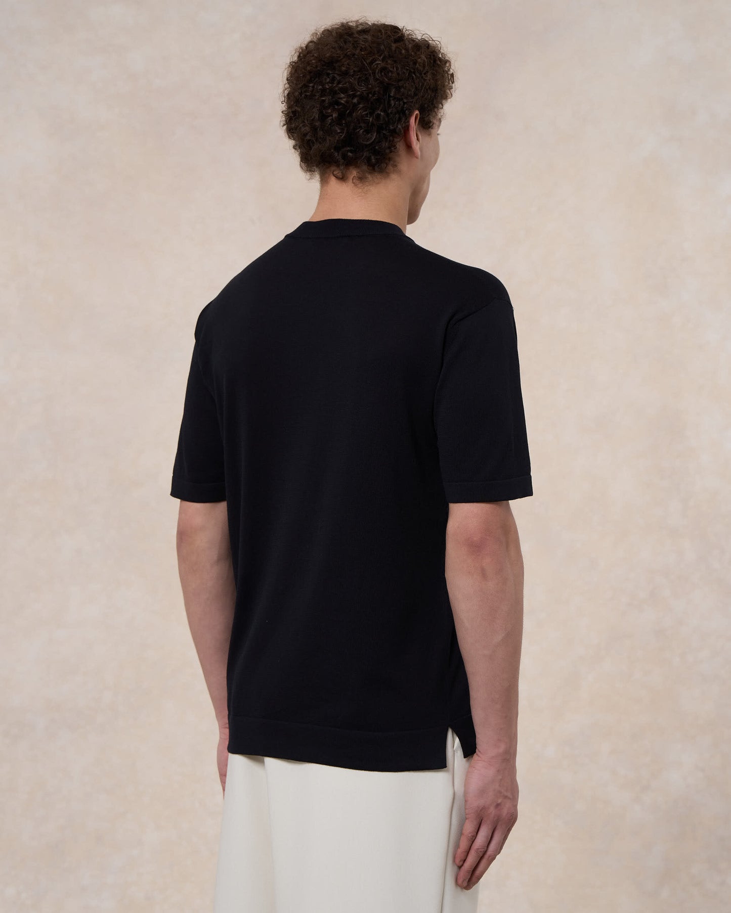 T-shirt nera in cotone crepe con taschino
