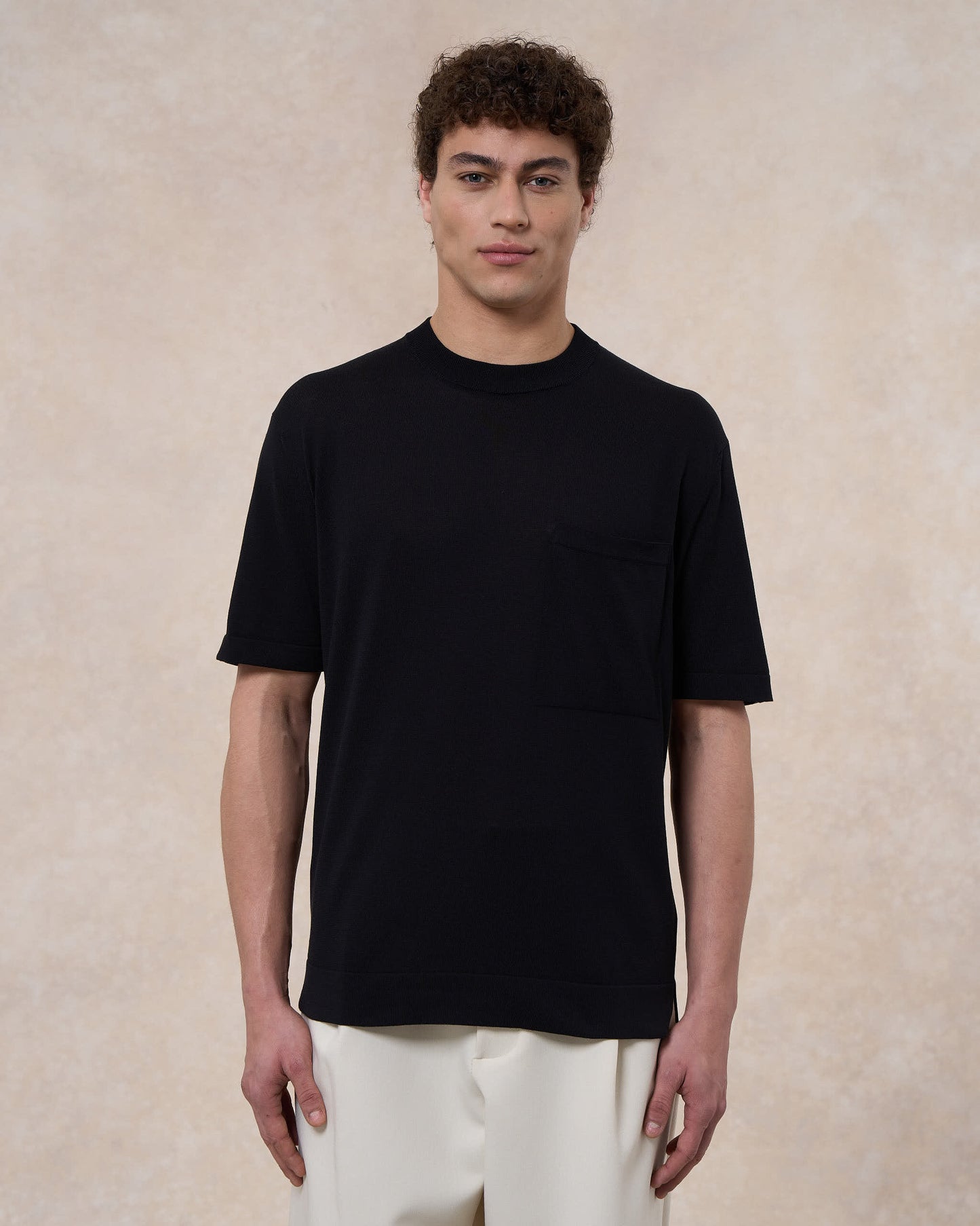 T-shirt nera in cotone crepe con taschino