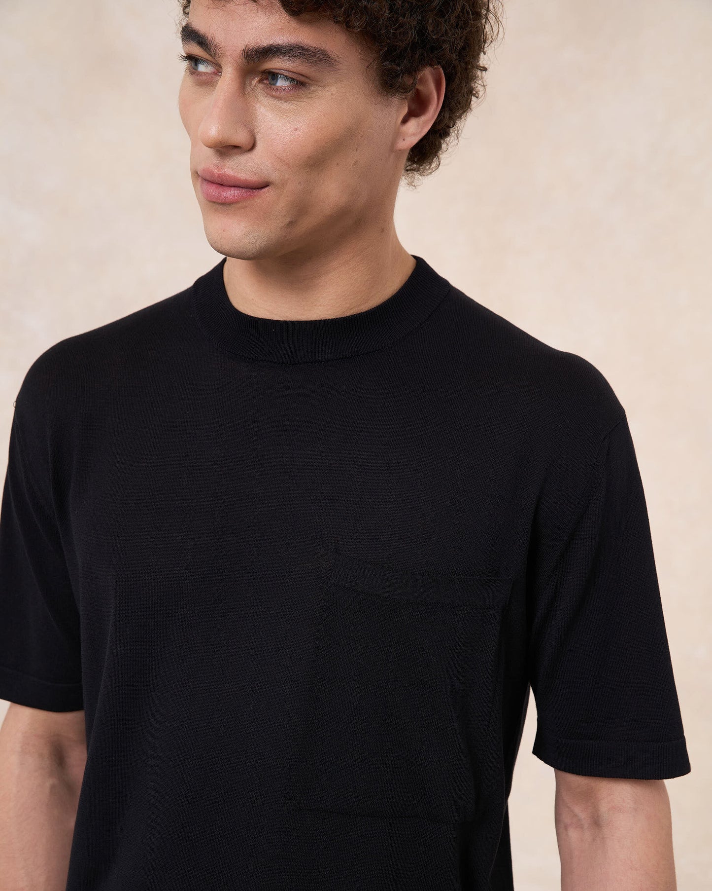 T-shirt nera in cotone crepe con taschino