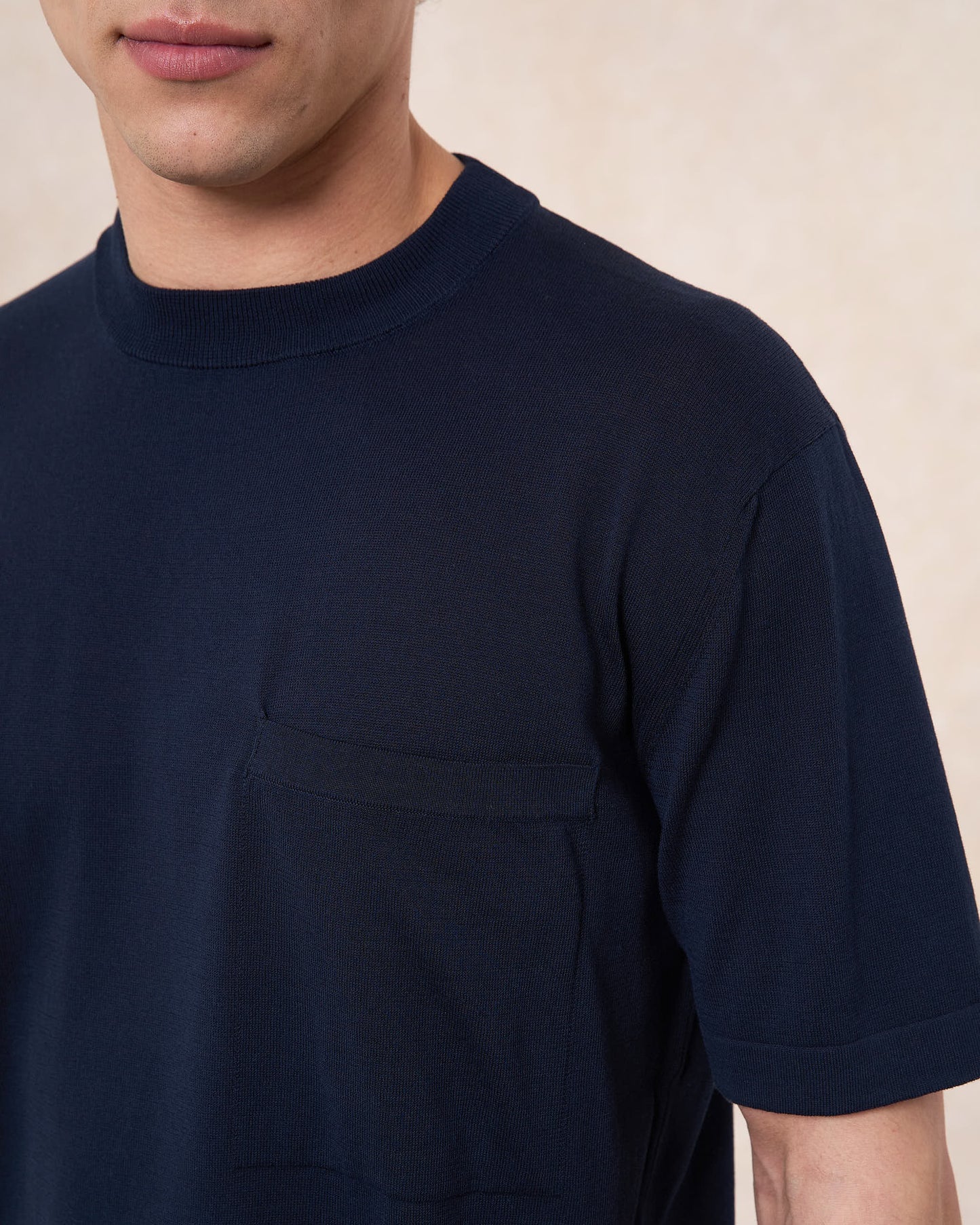 T-shirt blu navy in cotone crepe con taschino