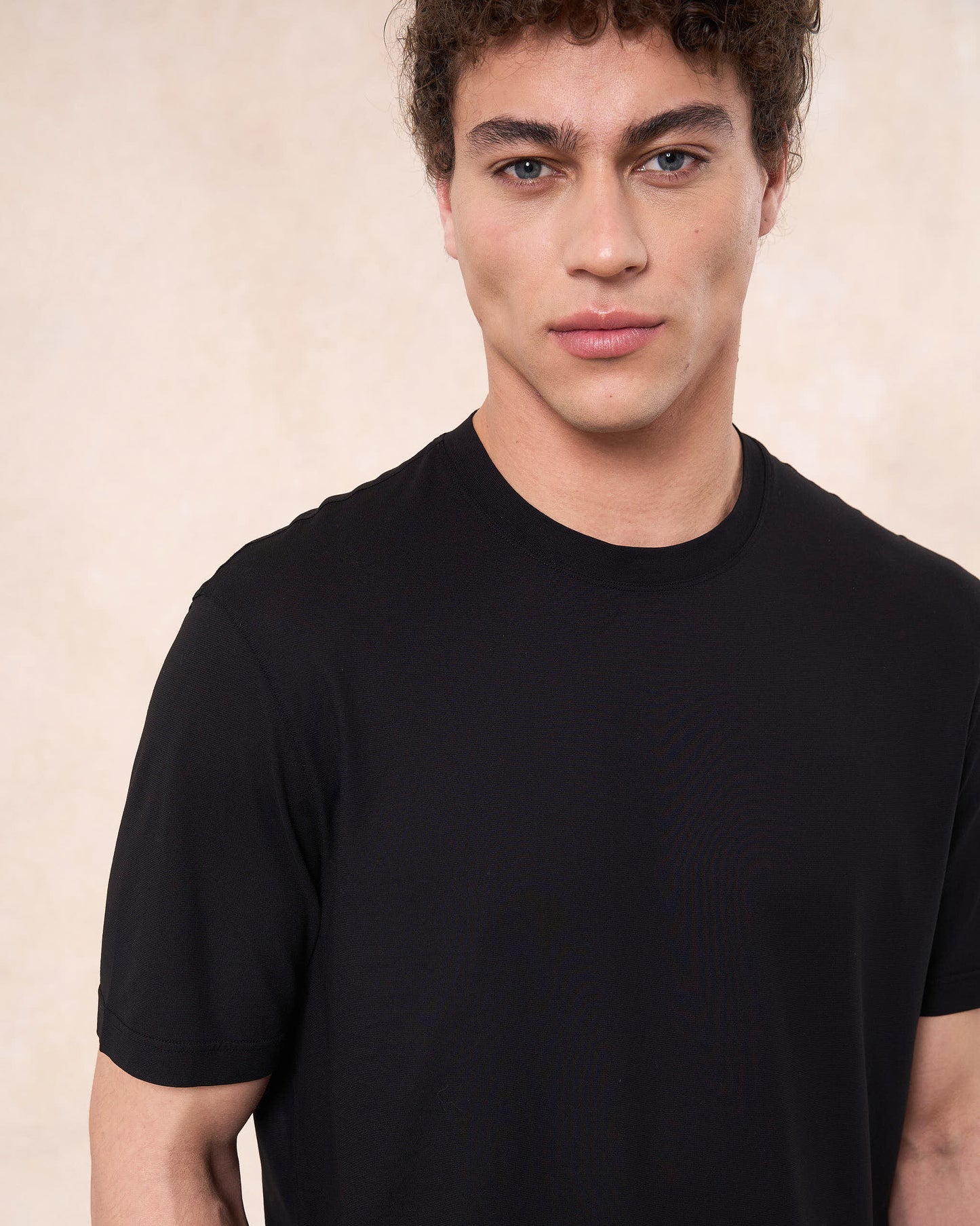 T-shirt nera in cotone crepe