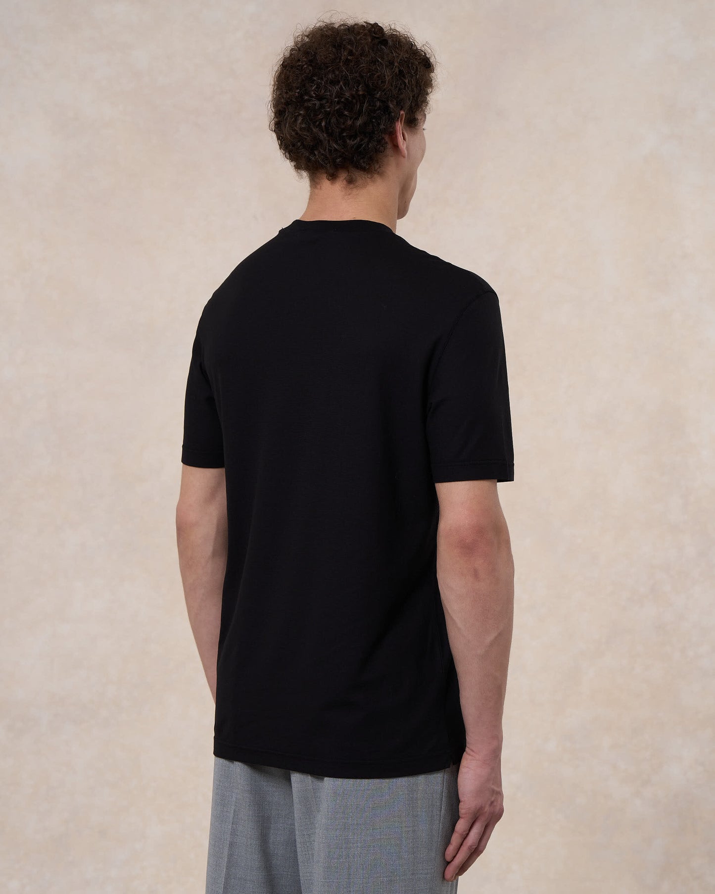 T-shirt nera in cotone crepe