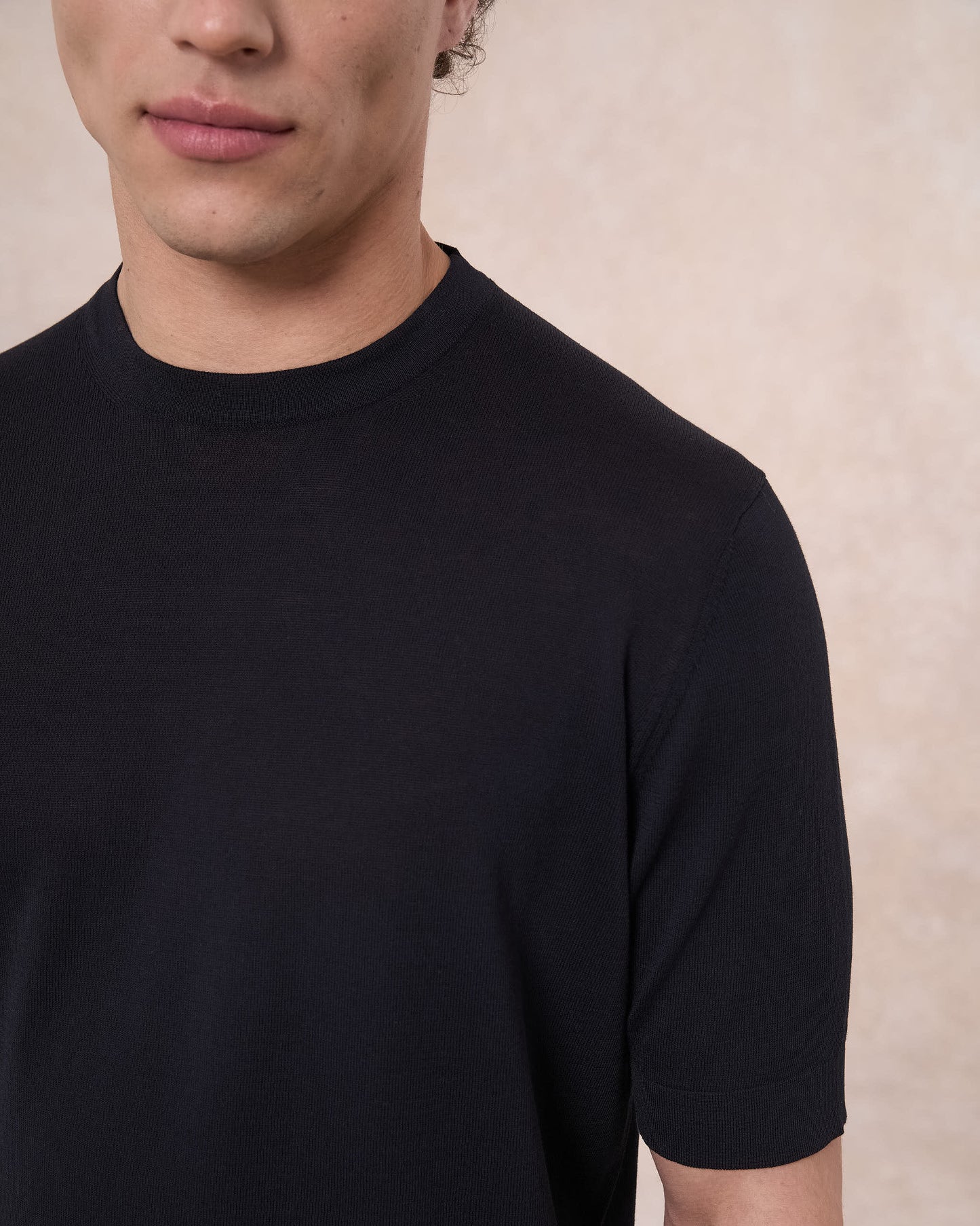 T-shirt nera in cotone crepe slim fit
