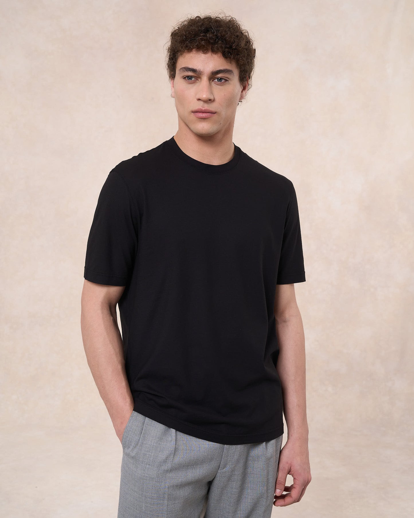 T-shirt nera in cotone crepe