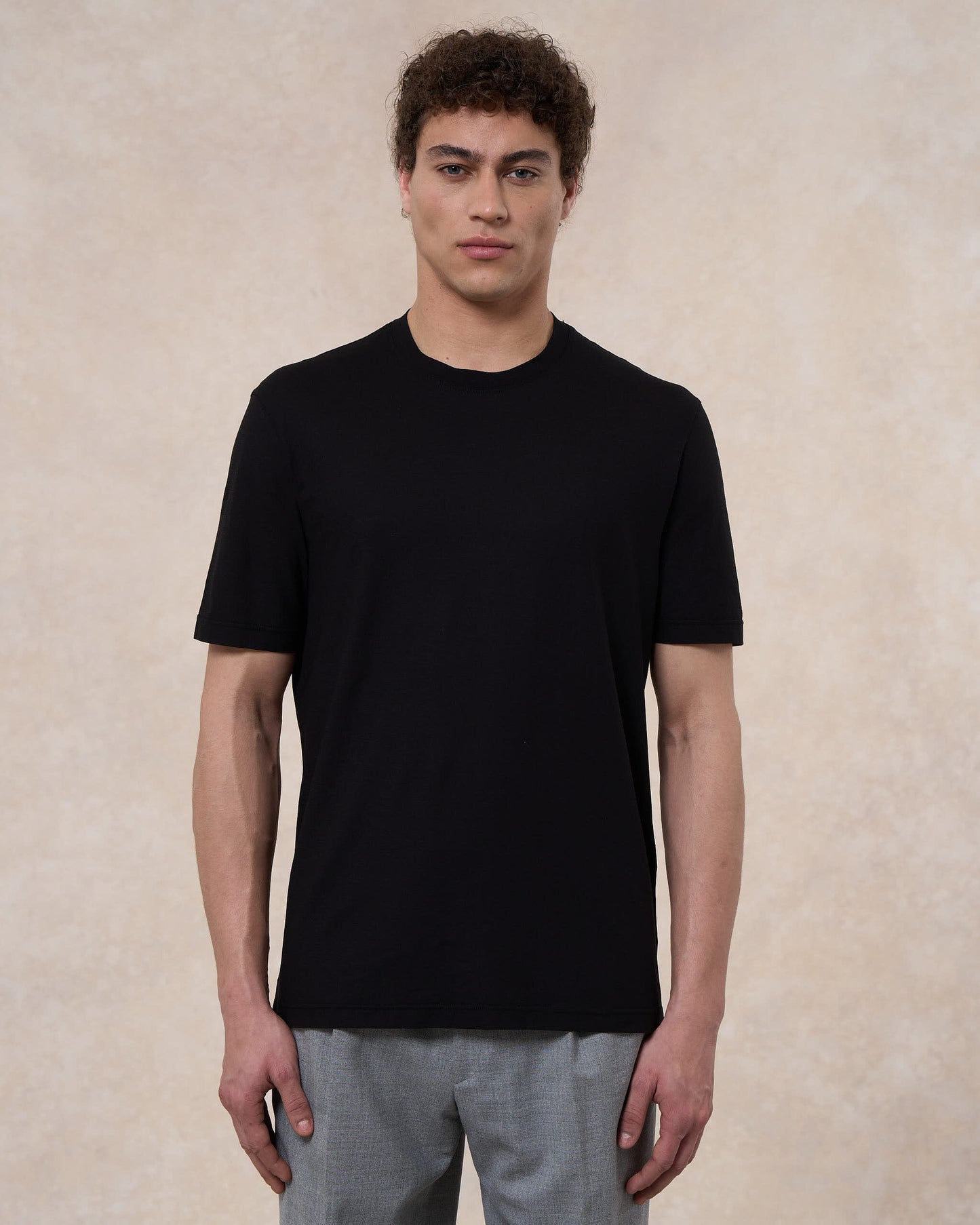 T-shirt nera in cotone crepe