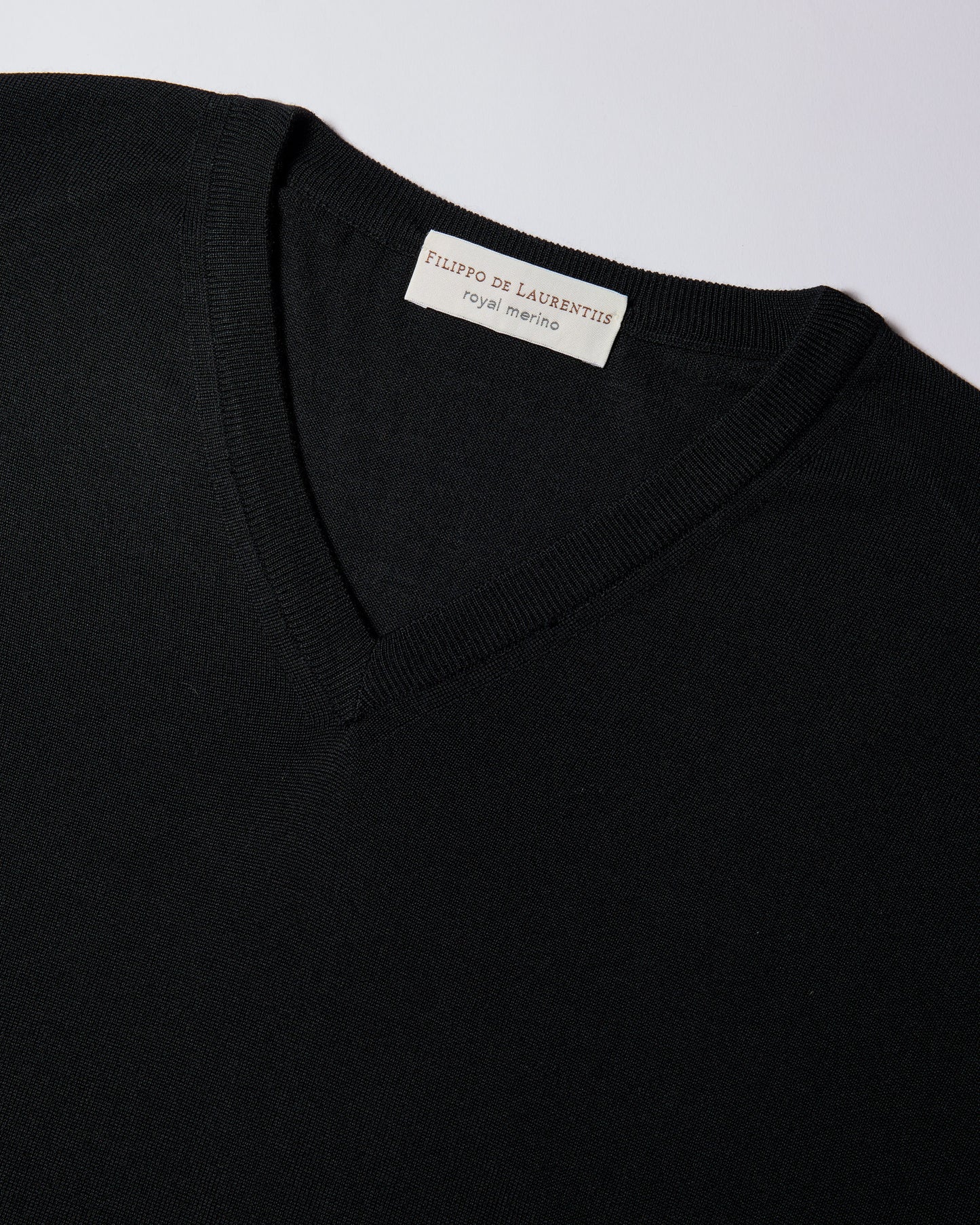 Scollo v royal merino nero