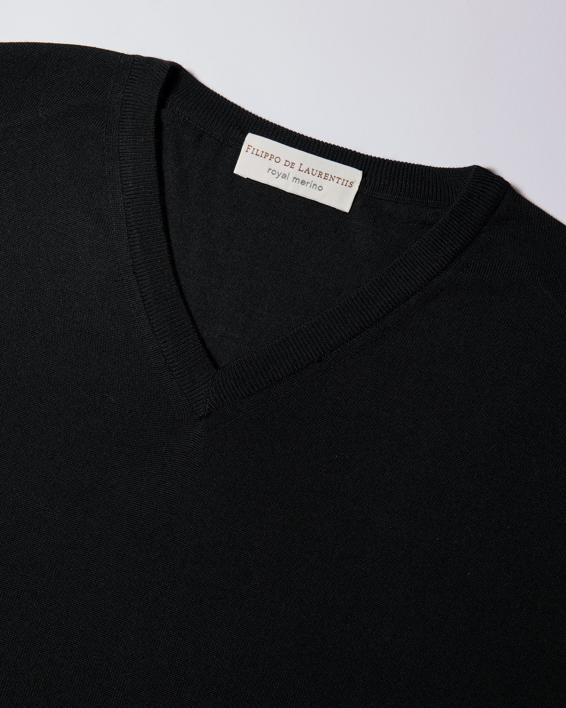 Scollo v royal merino nero
