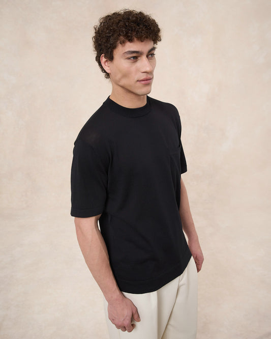T-shirt nera in cotone crepe con taschino